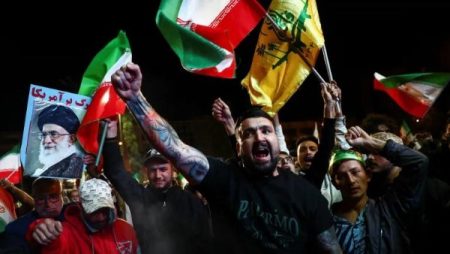 الموت لأمريكا وإسرائيل والمُساومين.. مظاهرات في طهران بعد وقف إطلاق النار | شاهد