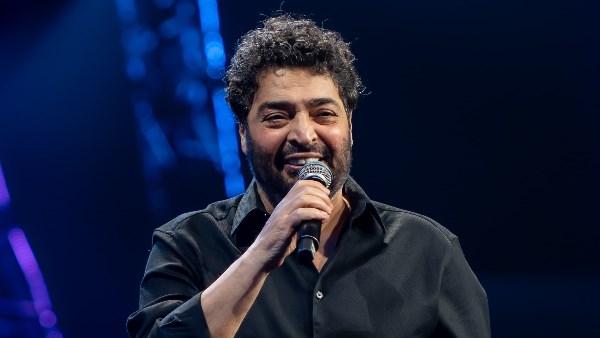 ليلة من زمن الفن الجميل.. حميد الشاعري يشعل أبوظبي بحفل كامل العدد.. ولفتة إنسانية لعروسين