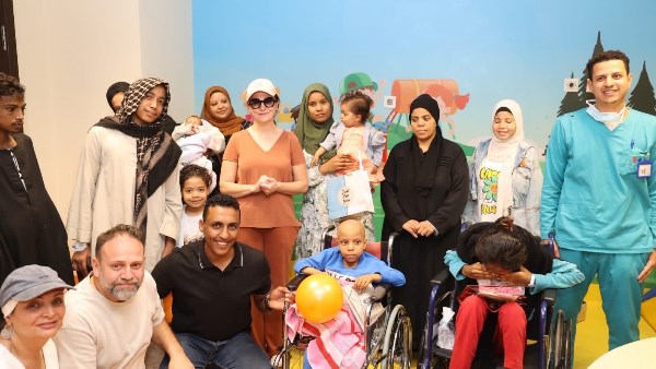 ريهام عبد الغفور تقضي يوما إنسانيا مع أطفال مرضى السرطان بالأقصر