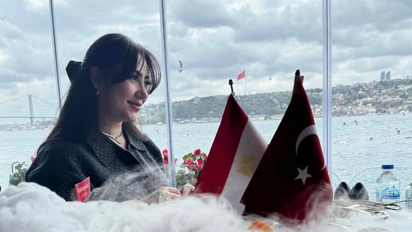 بوسي تخطف الأنظار بإطلالة أنيقة على ضفاف البوسفور في تركيا