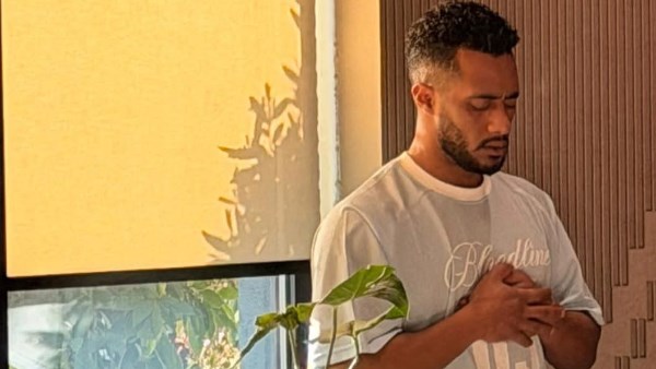 من “مش بنشر عباداتي” إلى صورة الصلاة داخل المطار… هل تغيّر موقف محمد رمضان؟