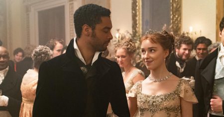 فيبي دينيفور تكشف أنها “لم” يُطلب منها العودة إلى “بريدجيرتون” بعد مخاوف إعادة الصياغة