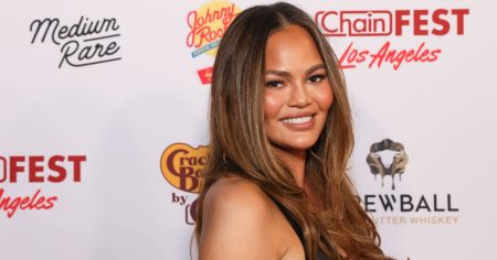 ارتدت Chrissy Teigen أسلوب الجينز الجذاب والمثالي للطقس الدافئ