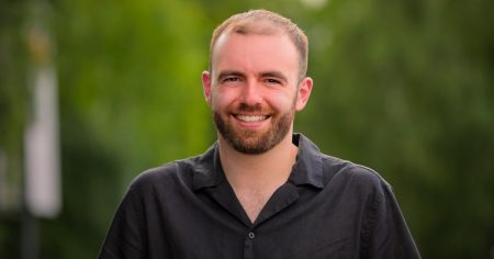 كونور توملينسون يعلن عن خروج “الحب على الطيف” بعد تفكك الموسم الرابع المفاجئ