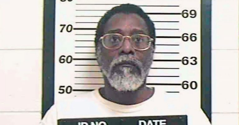 زعيم مسجون لطائفة مهووسة بالأجسام الطائرة المجهولة بمصر يسعى لإطلاق سراحه برحمة