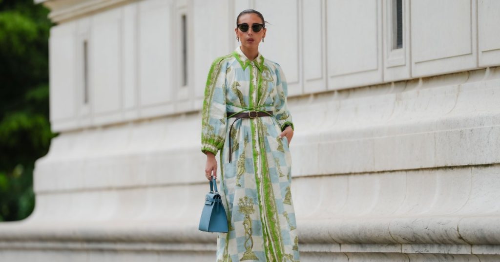 لقد أمضيت عطلة نهاية الأسبوع في نيو أورليانز – من السهل تقليد نمط فستان النقود القديم بشكل مدهش