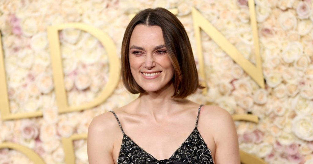 قامت كيرا نايتلي بإقران الجينز واسع الساق مع ماري جينس للحصول على مجموعة ملابس يومية أسهل