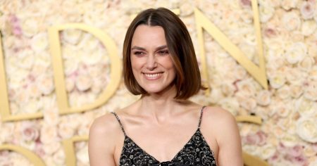 قامت كيرا نايتلي بإقران الجينز واسع الساق مع ماري جينس للحصول على مجموعة ملابس يومية أسهل