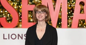 مؤلفة “الخادمة” فريدا مكفادين تكشف عن هويتها الحقيقية بعد سنوات: “حان الوقت”