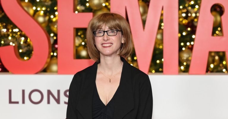 مؤلفة “الخادمة” فريدا مكفادين تكشف عن هويتها الحقيقية بعد سنوات: “حان الوقت”