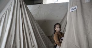 مع وجود مليون نازح، يلجأ لبنان إلى المحافظ الرقمية للحصول على المساعدات