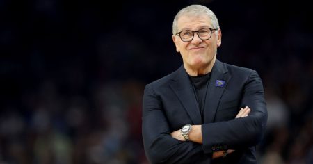 مدرب UConn Geno Auriemma يعتذر لـ “طاقم” ساوث كارولينا بعد الانهيار الرابع النهائي