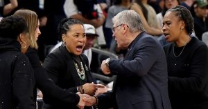 ما قيل بين مدرب UConn Geno Auriemma ومدرب USC Dawn Staley في لحظة متوترة بعد المباراة