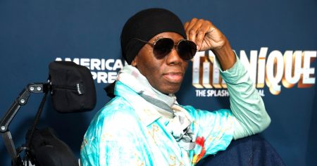 ملكة جمال أمريكا التالية، ملكة جمال جي ألكساندر، تظهر لأول مرة على السجادة الحمراء منذ إصابتها بالسكتة الدماغية