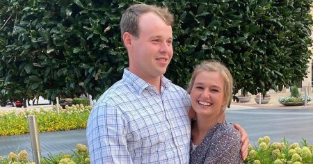 سألت كندرا دوجار زوجها جوزيف إذا كان يحتاج إلى “المزيد من المال” لإجراء مكالمات هاتفية في السجن