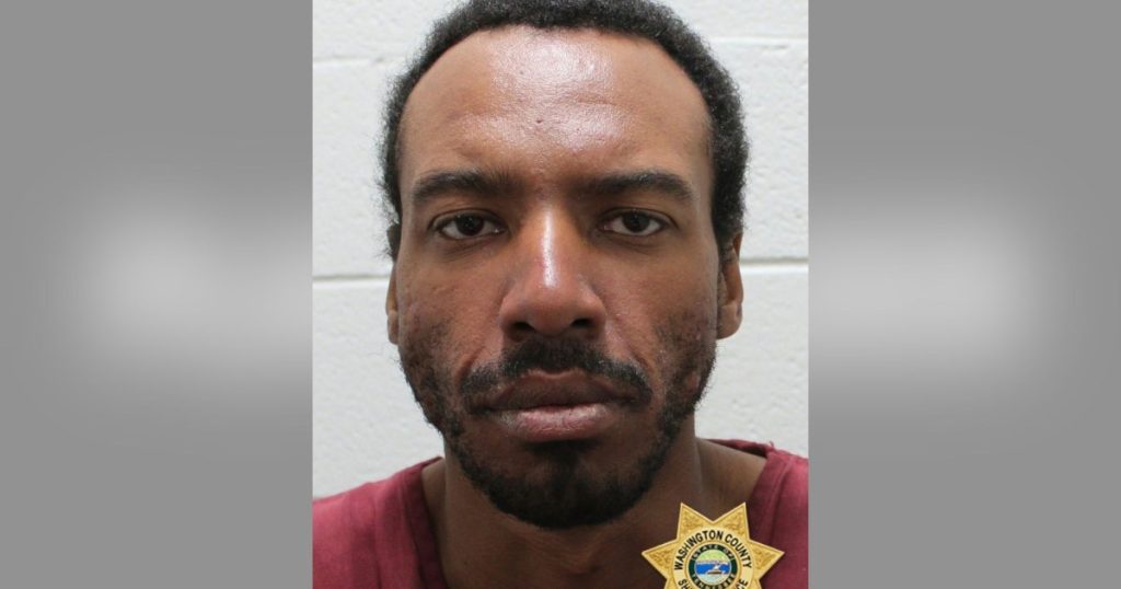 عندما حاولت والدته طرده، زُعم أن رجلاً من ولاية تينيسي أشعل النار في منزلها