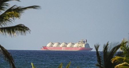 مع إعادة فتح مضيق هرمز، سيستغرق الشحن العالمي أشهراً للتعافي