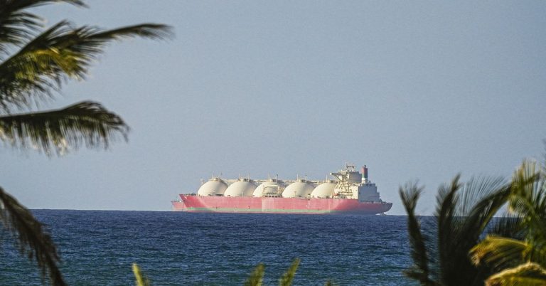 مع إعادة فتح مضيق هرمز، سيستغرق الشحن العالمي أشهراً للتعافي