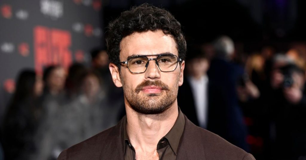 يشرح ثيو جيمس لماذا يجد الأمر “مرعبًا” بعد مرور ما يقرب من 3 سنوات على ولادة زوجته