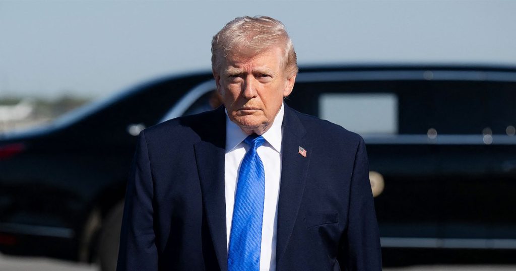 دونالد ترامب يشارك في رسالة عيد الفصح المليئة بالألفاظ البذيئة، ويكتب “الحمد لله” وسط شائعات صحية