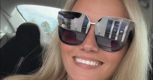 يقول الشريف إن امرأة قُتلت على يد زوجها في جريمة قتل وانتحار في منزلهما في فلوريدا