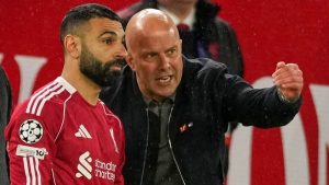 أسطورة ليفربول يهاجم سلوت بسبب صلاح