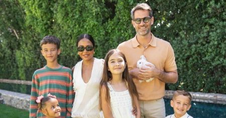 تقول المؤسس المشارك لـ Skims إيما غريد إنها “أم لمدة 3 ساعات كحد أقصى” لأطفالها الأربعة مع زوجها جينس غريد