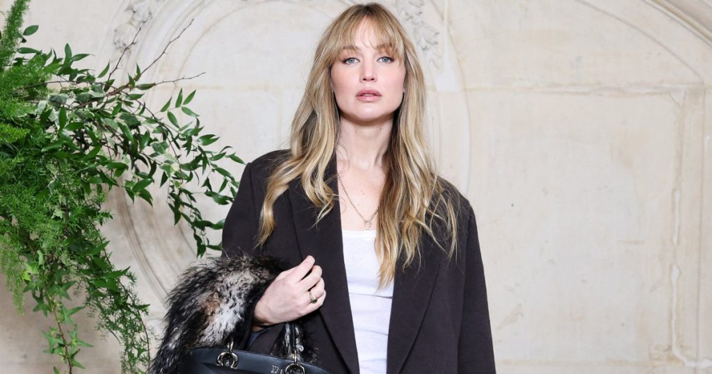 ارتدت جنيفر لورانس حذاء Adidas الرياضي الأنيق الذي وصفه المتسوقون بأنه “مريح بشكل لا يصدق”