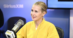 أحذية الباليه البيضاء المسطحة من كيلي روثرفورد تصرخ ربيع “الفتاة الغنية” – انسخ النمط مقابل 23 دولارًا