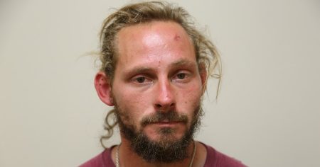 القبض على رجل من ولاية كارولينا الشمالية بعد أن سكب الغاز على صديقته وأضرم فيها النار