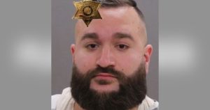 رفع دعوى قضائية ضد المدعي العام السابق بتهمة الاحتيال بعد مزاعم عن وجود علاقة مع زوجة المدعى عليه