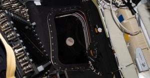 أرتميس الثاني يعود من رحلة تاريخية حول القمر