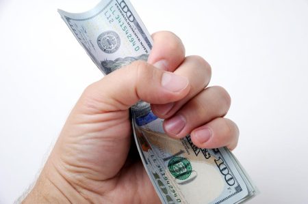 سرق صديق ابنتي 300 دولار من حمامي
