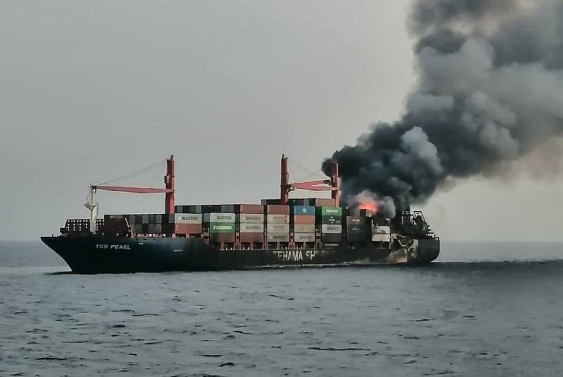 الجيش البريطاني: اندلاع حريق بسفينة بعد إصابتها بمقذوف قرب الدوحة