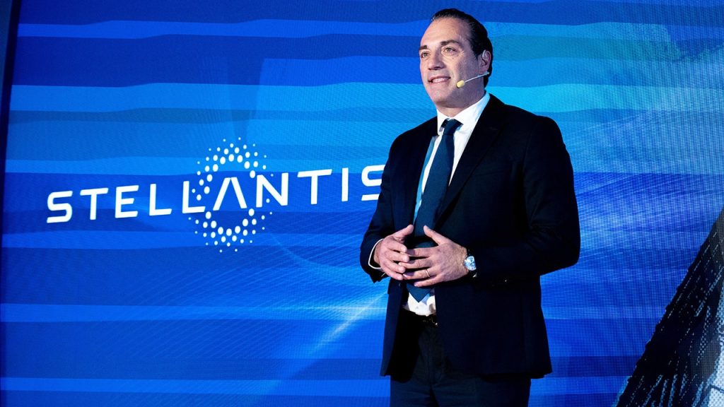 يكشف أنطونيو فيلوسا، الرئيس التنفيذي لشركة Stellantis، عن استراتيجية تحول بقيمة 70 مليار دولار