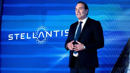 يكشف أنطونيو فيلوسا، الرئيس التنفيذي لشركة Stellantis، عن استراتيجية تحول بقيمة 70 مليار دولار