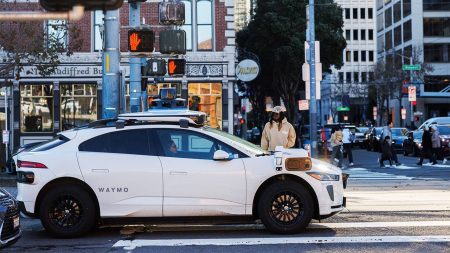 توقف Waymo عمليات سيارات الأجرة الآلية على الطرق السريعة عبر الولايات المتحدة بسبب مخاوف تتعلق بالسلامة