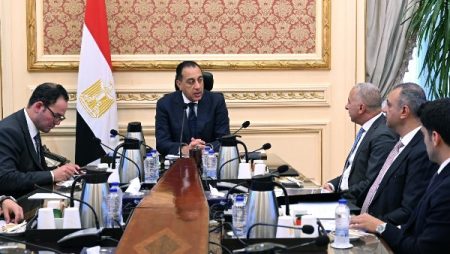 مدبولي يبحث خطة تصنيع سيارات جديدة في مصر بالتعاون مع مصنعين عالميين