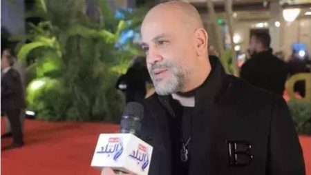 عزيز الشافعي يحتفي بـ ألبوم حماقي: أغنيتان لهما قصة سأحكيها قريباً