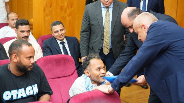 وزير العمل ومحافظ الأقصر يسلمان عقود عمل للشباب وذوي همم بالأقصر