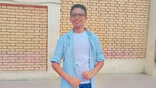 بابا راجل طيب وجدع.. ساعدوني أجيب حقه | استغاثة مؤثرة من طالب بعد فصل والده من عمله