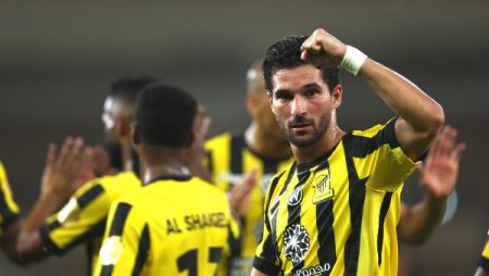 اتحاد جدة يفوز على الاتفاق بثلاثية بالدوري السعودي