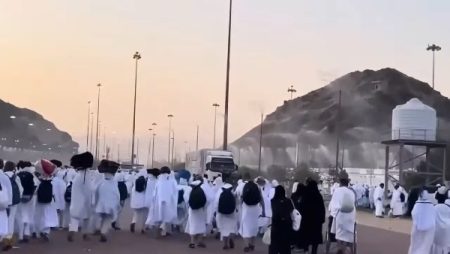 الحجاج يؤدون أعمال يوم التروية.. بث مباشر