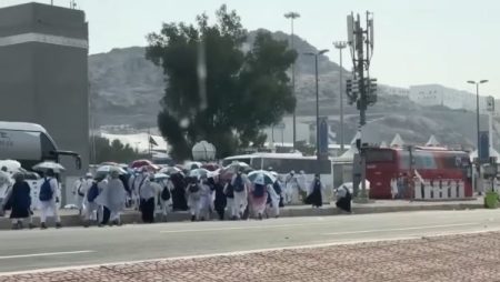 حجاج بيت الله الحرام يتوافدون إلى مشعر منى لقضاء يوم التروية
