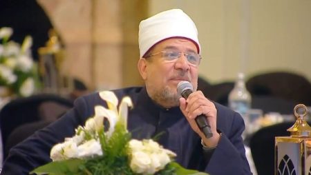 مختار جمعة يرد على سعد الهلالي بشأن جواز التضحية بالطيور: لا يجوز تتبع الشاذ من الأقوال