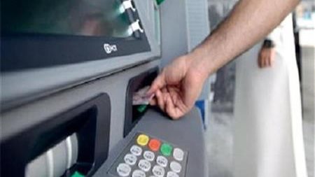 نائب برلماني يطالب بزيادة ماكينات الصراف وتوفير السيولة