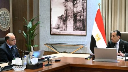 رئيس الوزراء يستعرض مع وزير الاستثمار ملفات الترويج التجاري وتوسيع الشراكات الدولية