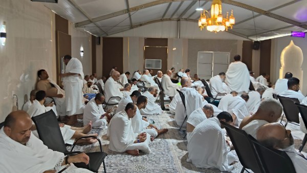 وسط دعوات وندوات وحلقات دينية.. حجاج السياحة يستعدون للنفرة من عرفات إلى مزدلفة بنهاية اليوم