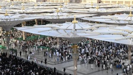 المسجد النبوي يستقبل جموع المصلين والزوار في يوم عرفة