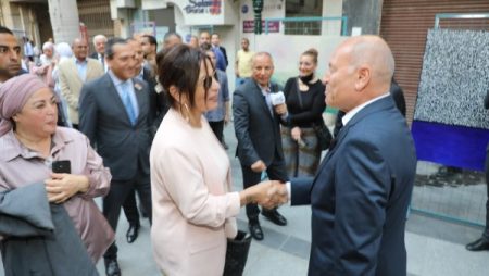 وسط إقبال كبير.. وزيرة الثقافة ومحافظ القاهرة يشهدان انطلاق الفعاليات الجماهيرية لمبادرة “شارع الفن” بالقاهرة الخديوية